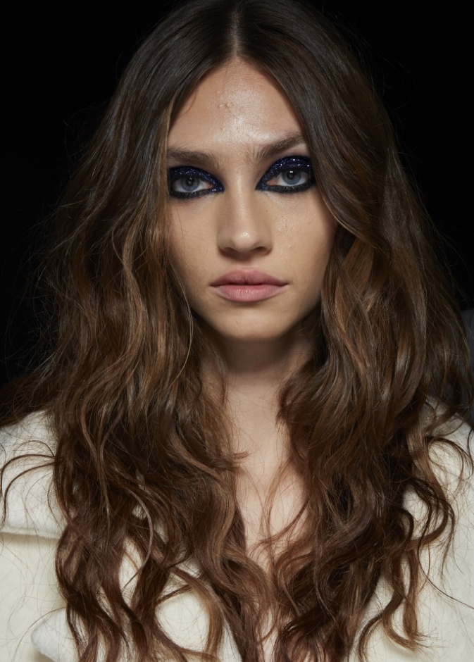 رسمات مكياج سموكي ساحر من أسبوع الموضة في نيويورك لربيع 2022