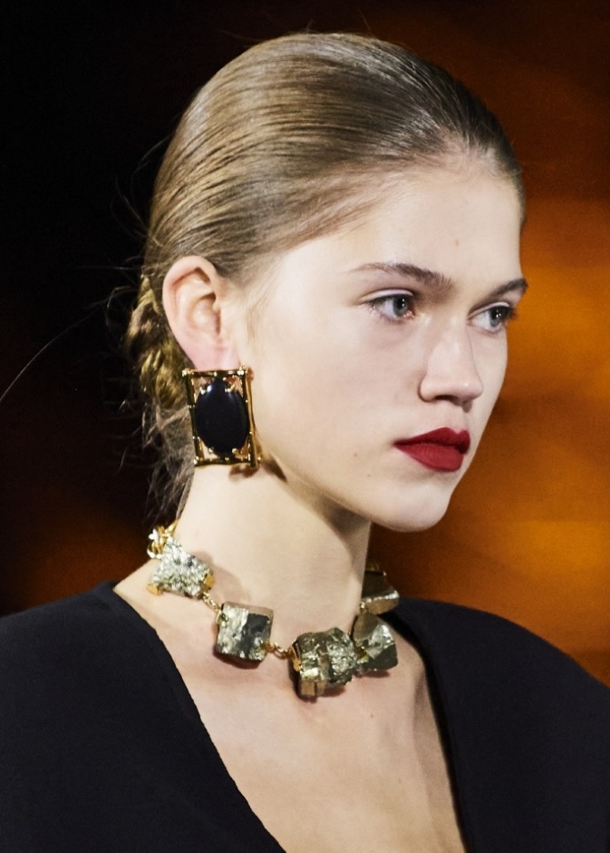 صيحات أحمر الشفاه الملفتة برزت في أولى عروض الموضة في باريس