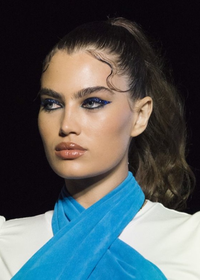 أجمل ألوان مكياج أزرق مشرق من عروض نيويورك لربيع 2021