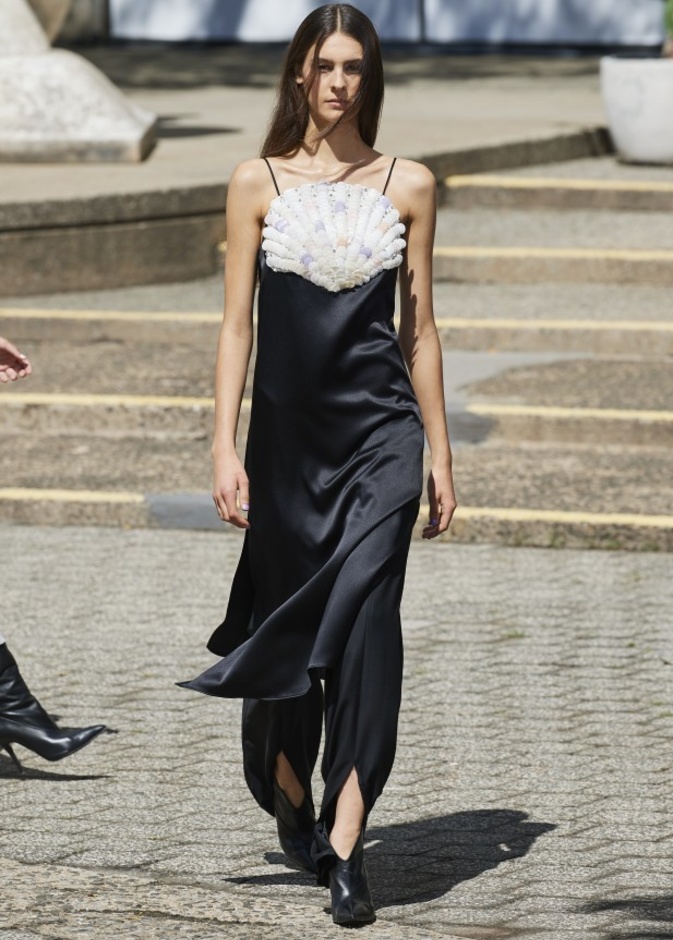 دار Rodarte تجسّد الحرية وروح الغرب في مجموعة ربيع وصيف 2022