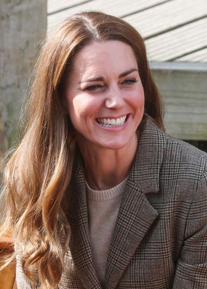 دوقة كمبريدج تقود دراجة جبلية في أحدث مهماتها الرسمية