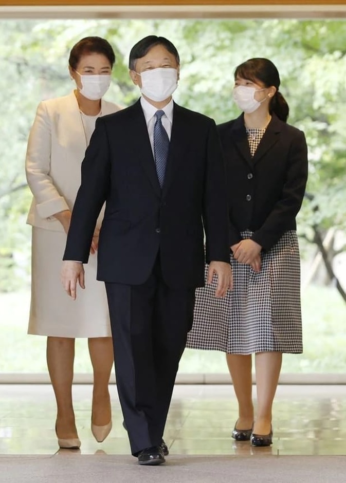 الإمبراطور ناروهيتو وأسرته ينتقلون للإقامة في القصر الإمبراطوري الياباني