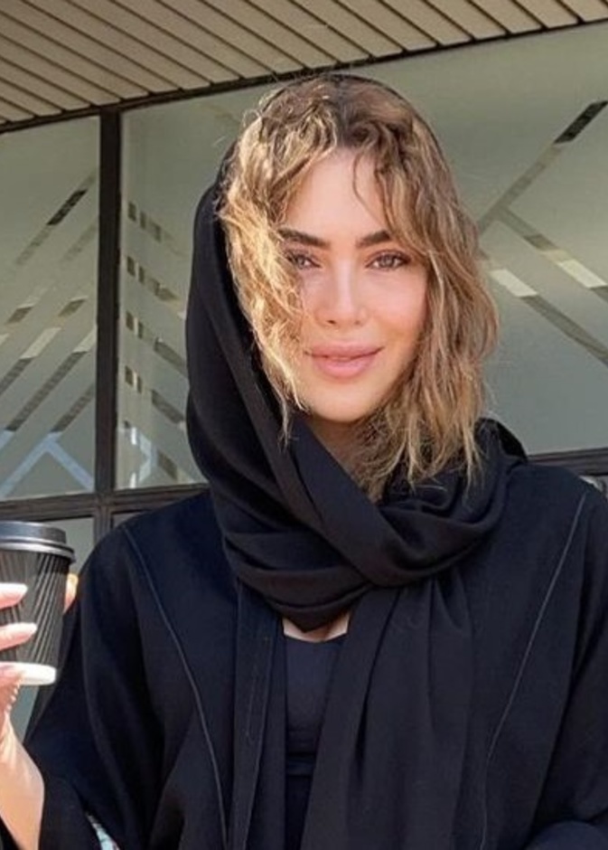 ستيفاني صليبا بغطاء الرأس