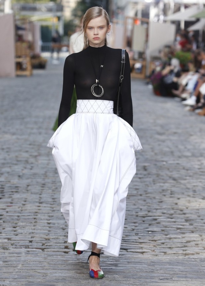 عرض أزياء توري بورتش لموسم ربيع وصيف 2022