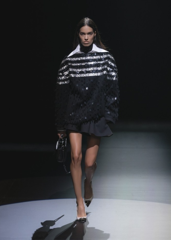 صيحات خريف 2021 مع الكنزات المقلمة والواسعة من دار Valentino