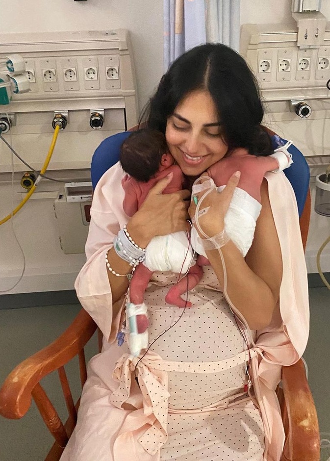 فاليري أبو شقرا مع ابنتيها