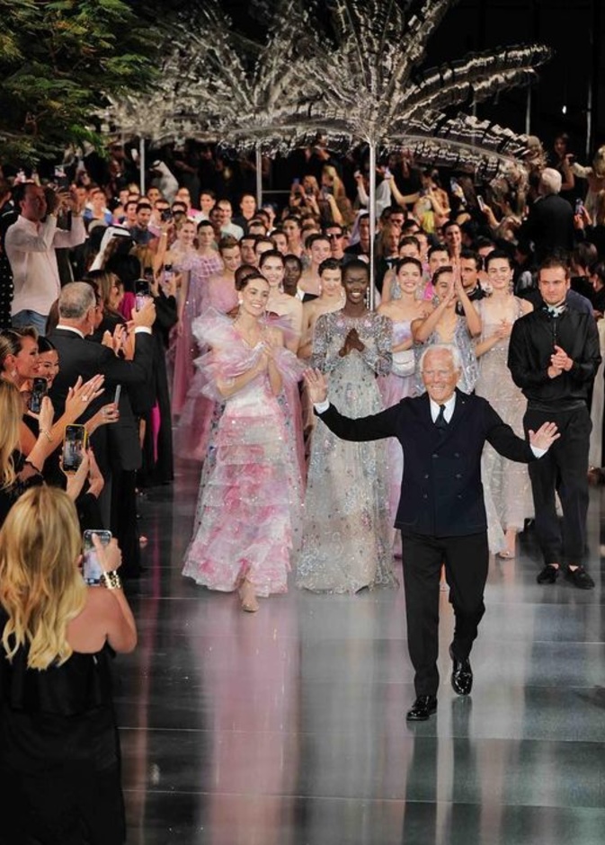 أرماني يحيي ضيوفه في ختام عرض ازياء ليلة واحدة فقط في دبي