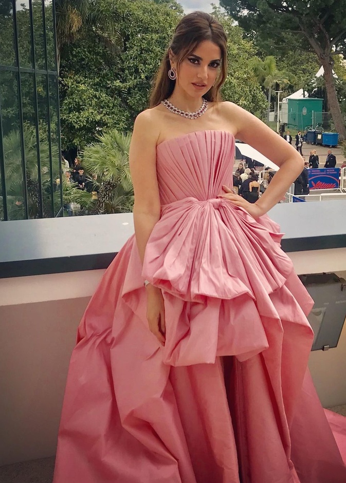 أزياء باللون الزهري الفاتح مستوحاة من درة زروق للتوعية بسرطان الثدي