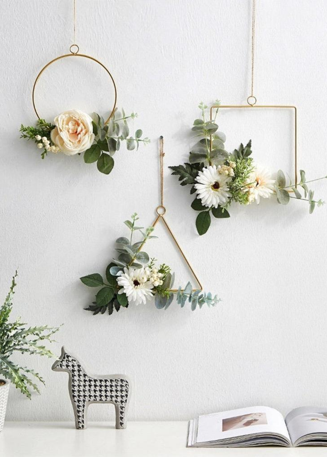 أشكال معدنية بأسلوب DIY مع باقات الزهور لديكور جدران منزلك