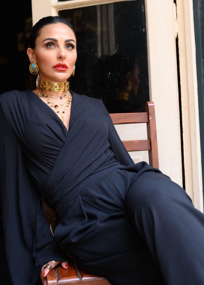 أطلت ميس حمدان بالحمبسوت الأسود الأنيق وأكملت اللوك بالمجوهرات الذهبية ذات الطابع الشرقي