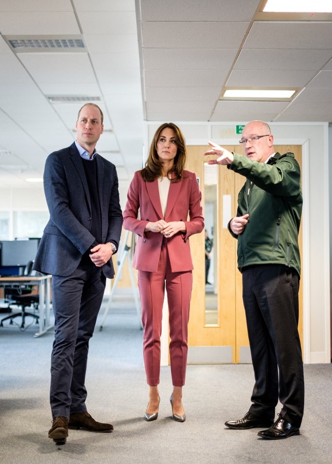 أطلّت كيت باللون الزهري مرتديةً بدلة كلاسيكية من مجموعة Marks & Spencer