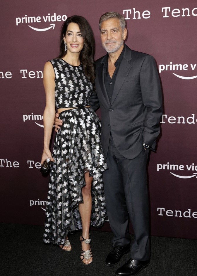 أمل علم الدين تألقت بالفستان الـ asymmetric مع التفريغات حول الخصر