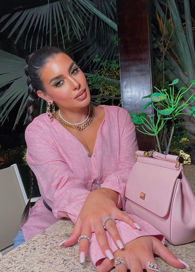 إختارت حقيبة Sicily Small Tote Bag من Dolce & Gabbana مع القميص الزهري