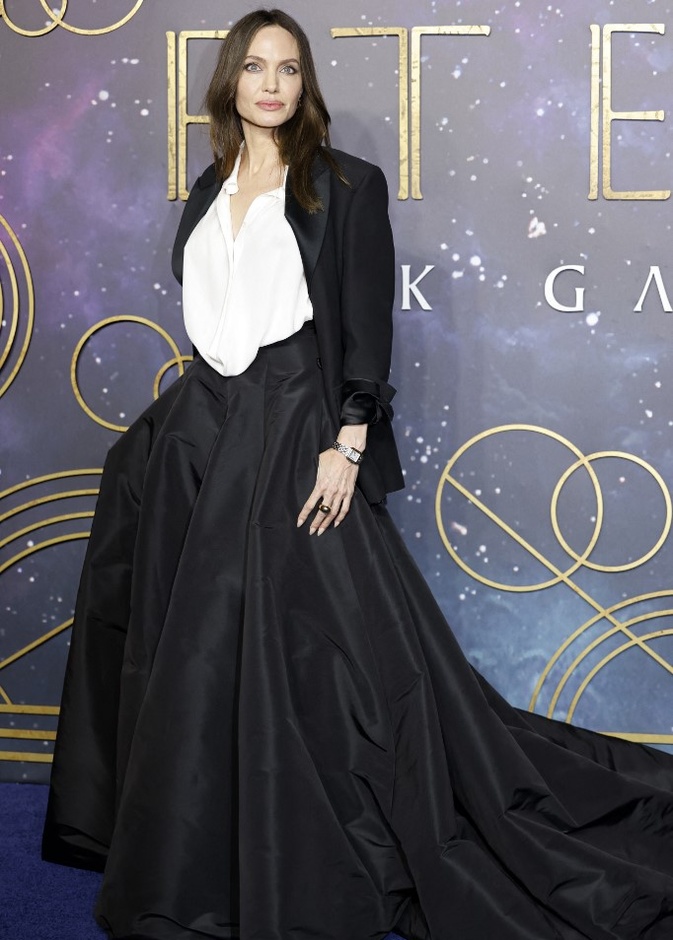 إطلالة أنجيلينا جولي المميّزة حملت توقيع دار فالنتينو Valentino التي صممت اللوك خصيصاً  لها