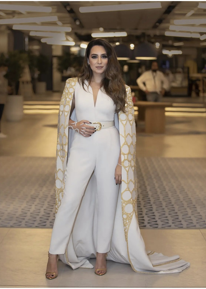 إطلالة ميسا قرعة في إكسبو 2020 تخطف الأنظار بالجمبسوت مع الكاب