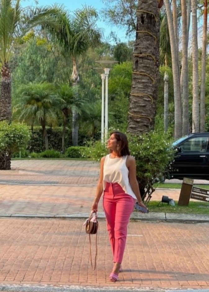 اختارت هنوف طلال ارتداء البنطال الزهري