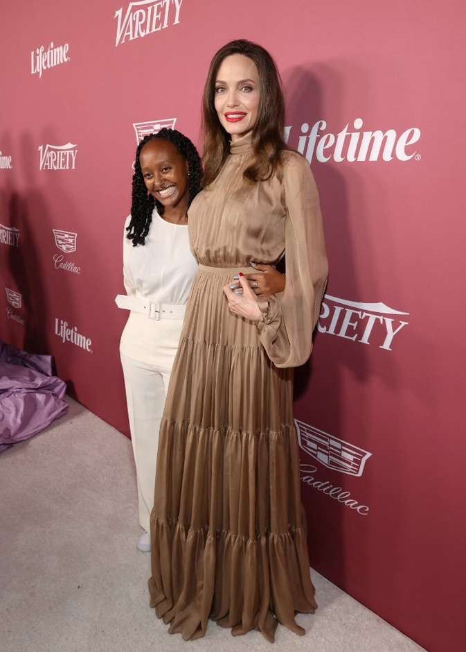 اطلالات انجلينا جولي برفقة ابنتها Zahara بفستان بني من دار Harith Hashim 