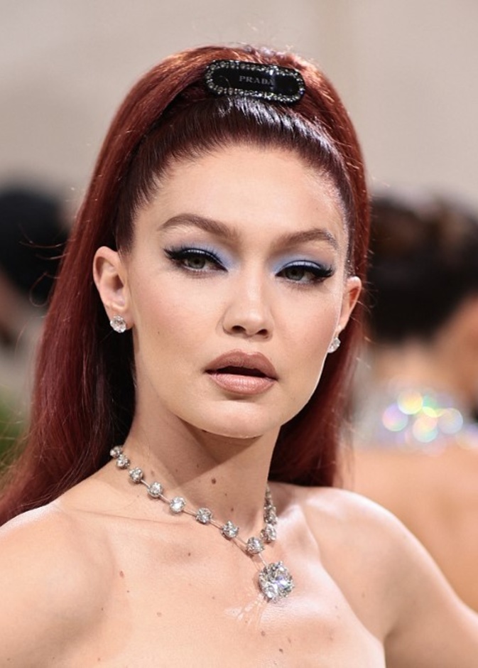 أبرز إطلالات جيجي حديد الجمالية بعد انفصالها عن زين مالك