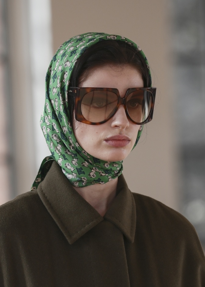 اكسسوارات شعر الوشاح العريض والمقوش من دار Max Mara