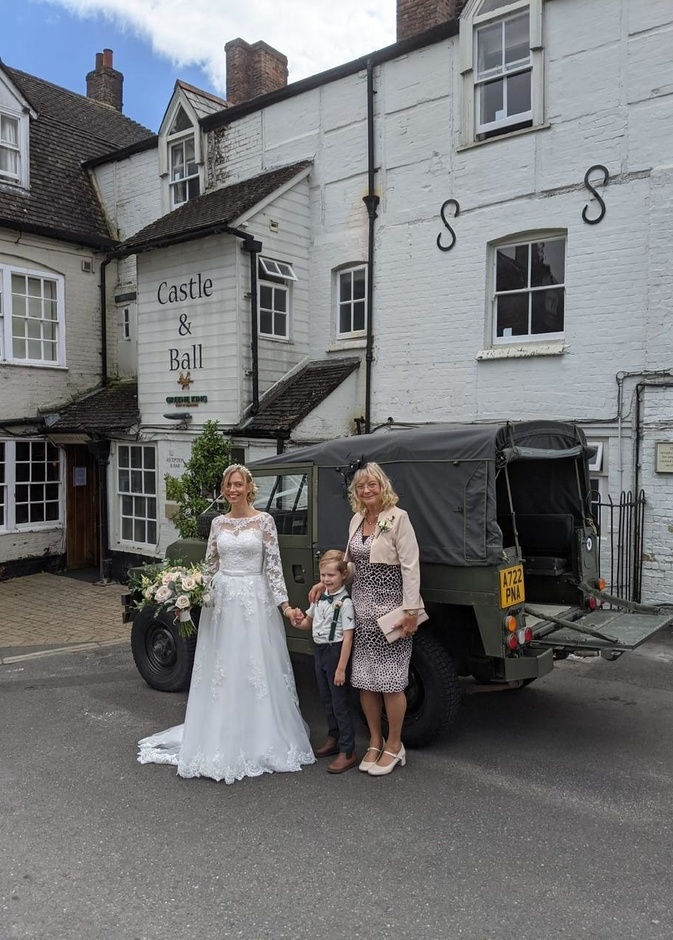 العروس استعارت سيارة لاند روفر قديمة.gallery