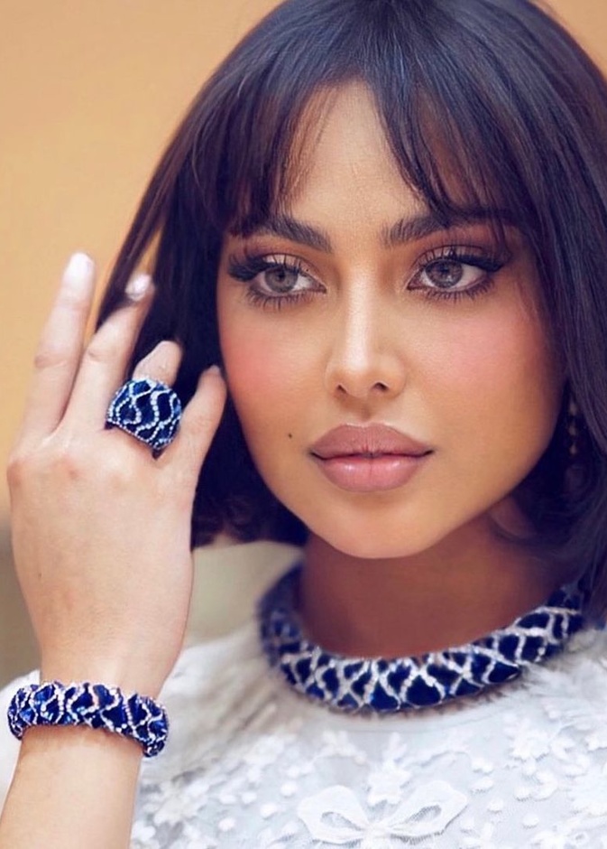 الفاشينيستا الكويتية ومدونة الموضة والجمال فاطمة المؤمن