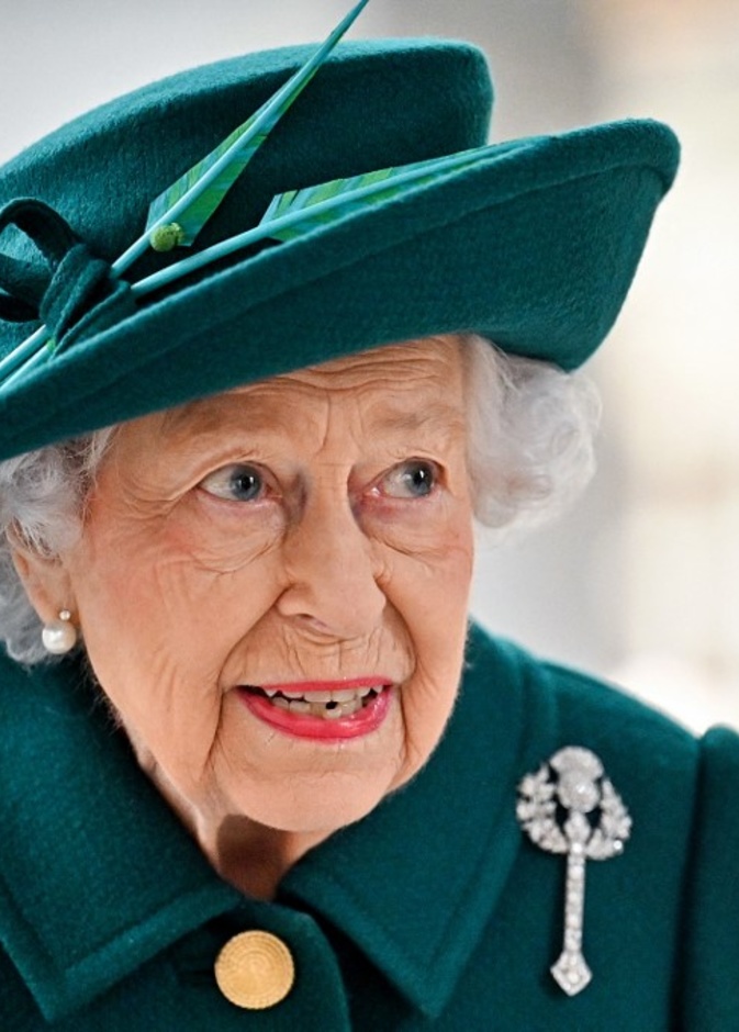 الملكة إليزابيث الثانية تتألق ببروش Queen Mary's Diamond Thistle Brooch