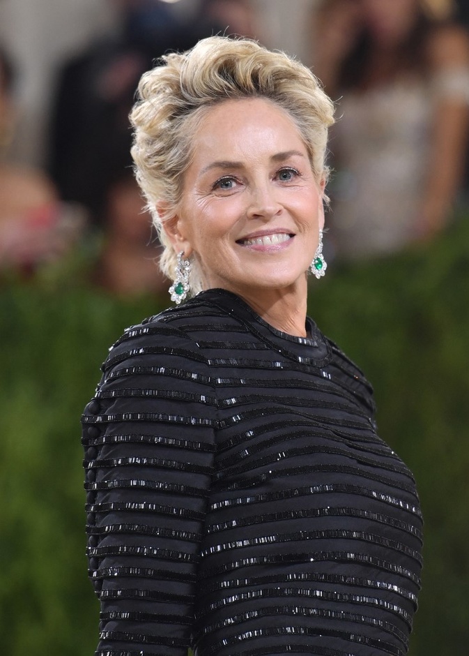 النجمة الأميركية شارون ستون Sharon Stone بمجوهرات شوبارد Chopard