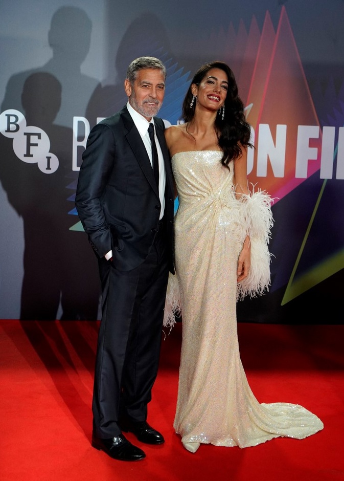 بدت أمل ساحرة بفستانها الأبيض الذي صممته خصيصاً لها دار 16Arlington