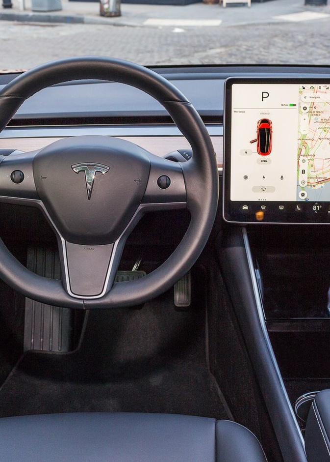 بسبب أخطاء.. تسلا تسحب تطبيق القيادة الذاتية الكاملة بعد ساعات من طرحه