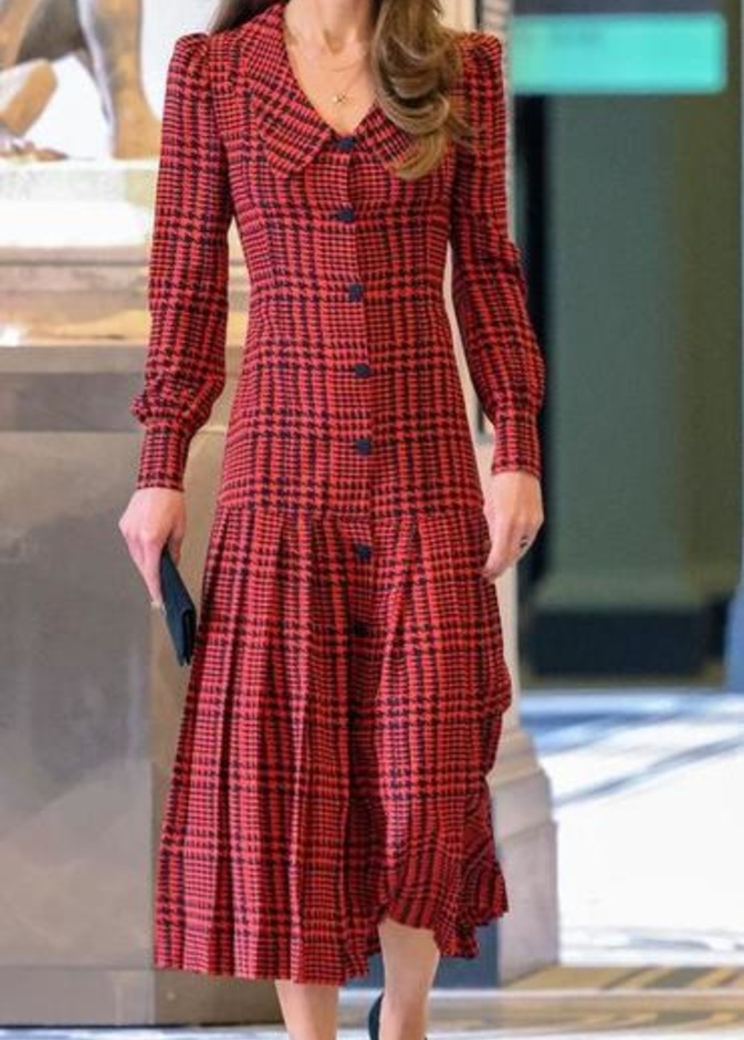 اطلالة ساحرة بالفستان التويد من تصميم دار Erdem والذي تميّز بقصة الكتف المنسدل