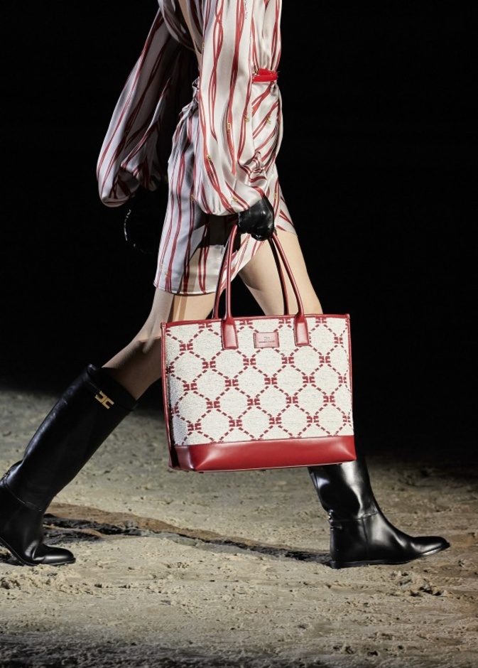 جيجي حديد تألقت في عرض Versace بلوك كامل باللون الأسود مع الحقيبة المونوغرام الحمراء