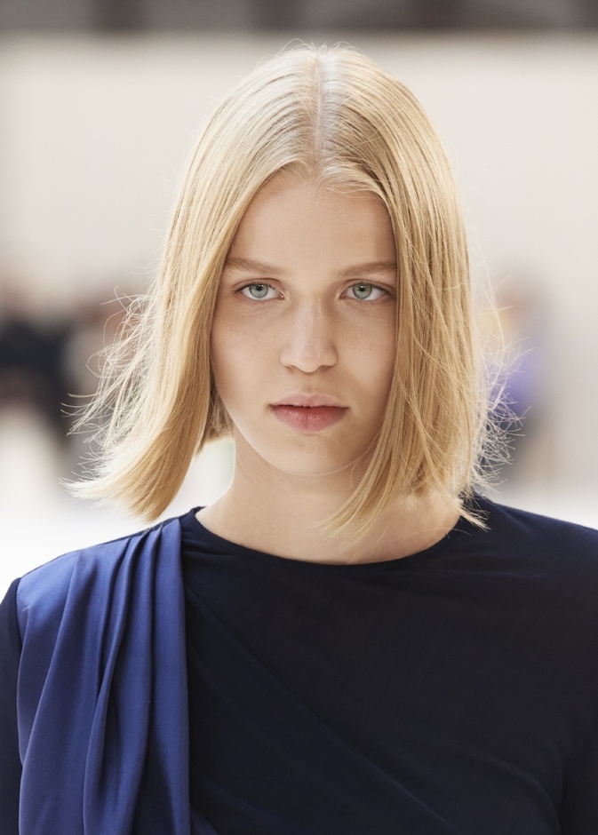 تسريحات شعر اشقر قصير وكاريه من دار Loewe