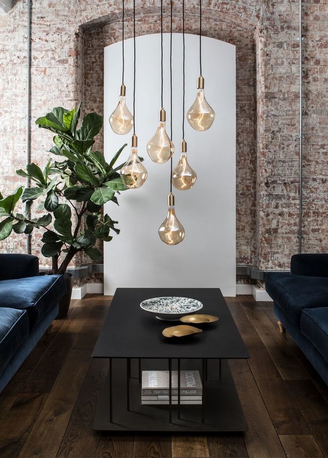 ثريا تنير غرفة المعيشة العصرية