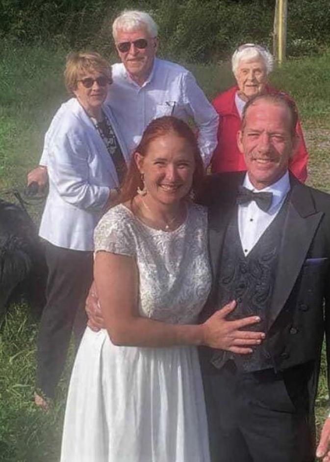 حفل زفاف على الحدود