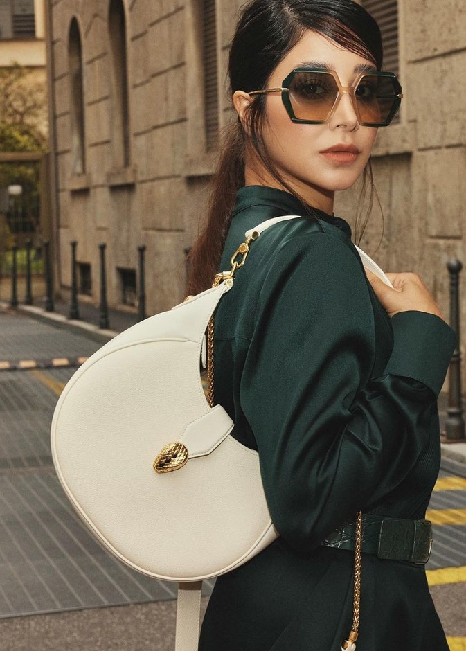 حقائب اسيل عمران ساحرة ودائرية باللون الابيض