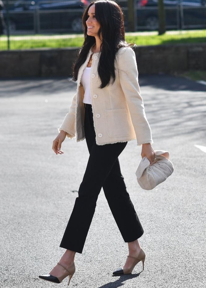 حقائب ميغان ماركل الفاخرة بالقماش البيج مع المسكة المعقودة من دار Rejina Pyo Nane