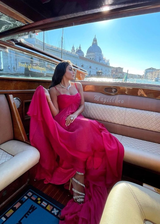 خطفت الأنظار بأناقتها واختيارها فستان السهرة المميز من توقيع دار Roberto Cavalli