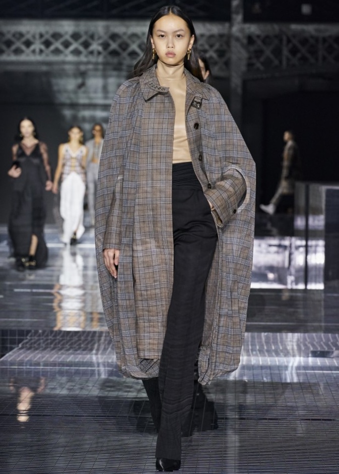 دار Burberry صممت الكاب الأنيق بنقشة المربعات مع البنطلون الأسود