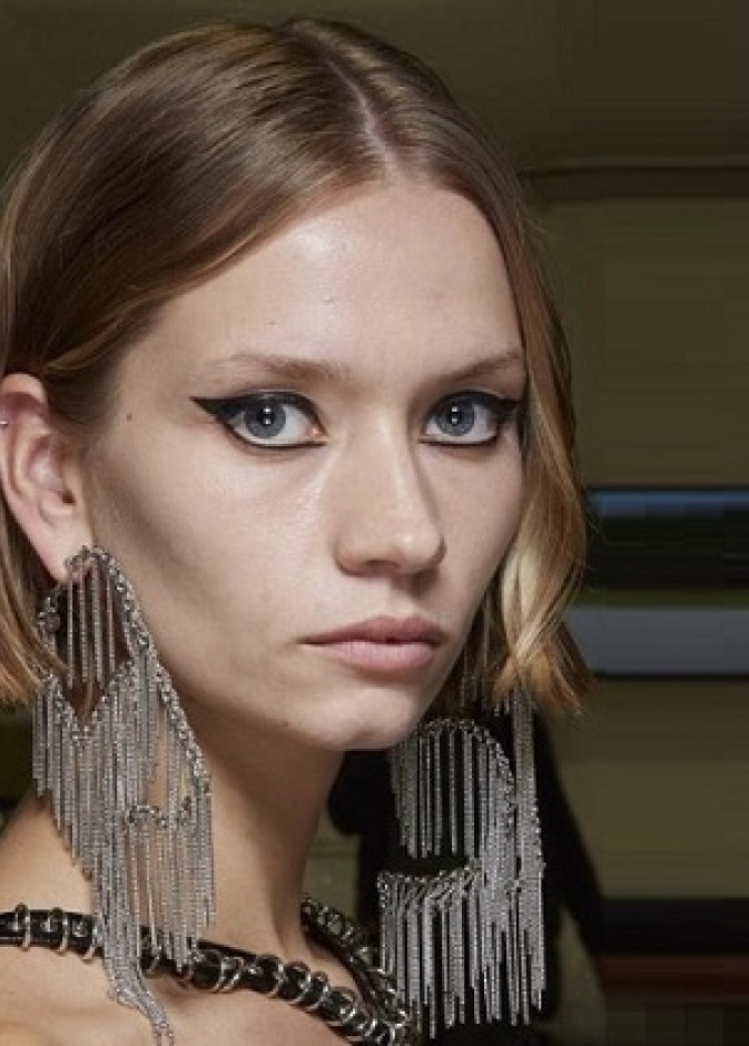 رسمات مكياج ملفتة مع الآيلاينر من عروض باريس للموضة