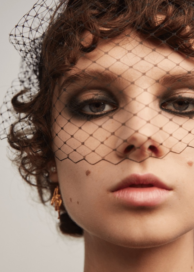 رسمات ايشادو اسود مجنح وهندسي من دار Dior