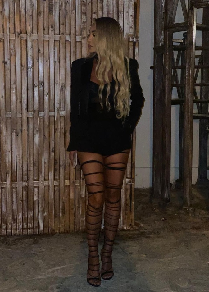 صور اطلالات مايا دياب بموضة الشورت مع الصندل العصري والمترابط