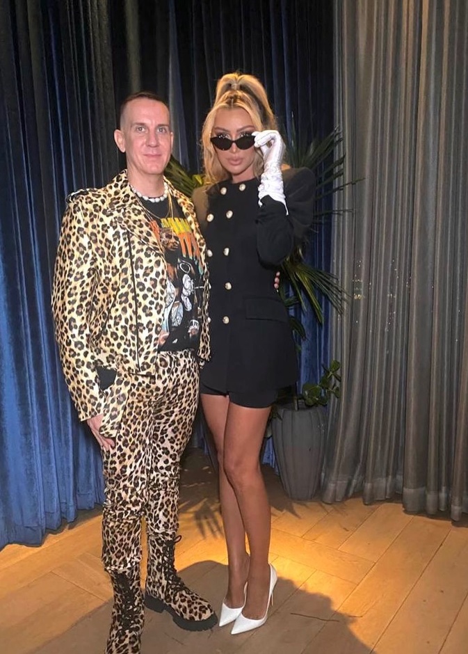 صورة جمعتها بمصمم دار Moschino جيريمي سكوت Jeremy Scott