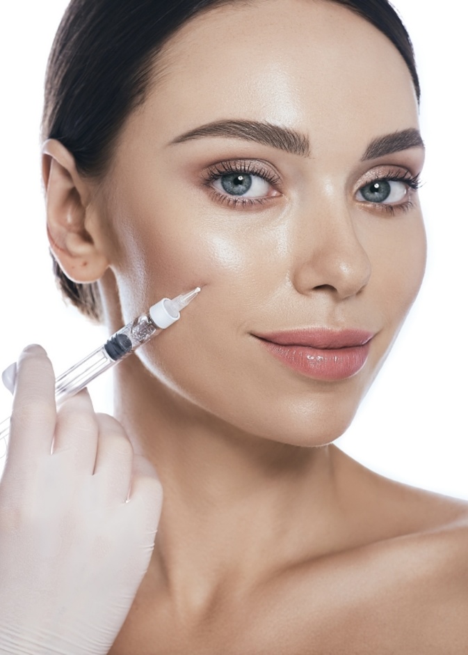 تساعد فيلر الخدود على رفع عظام الوجنتين وإضافة حجم إلى وجهك