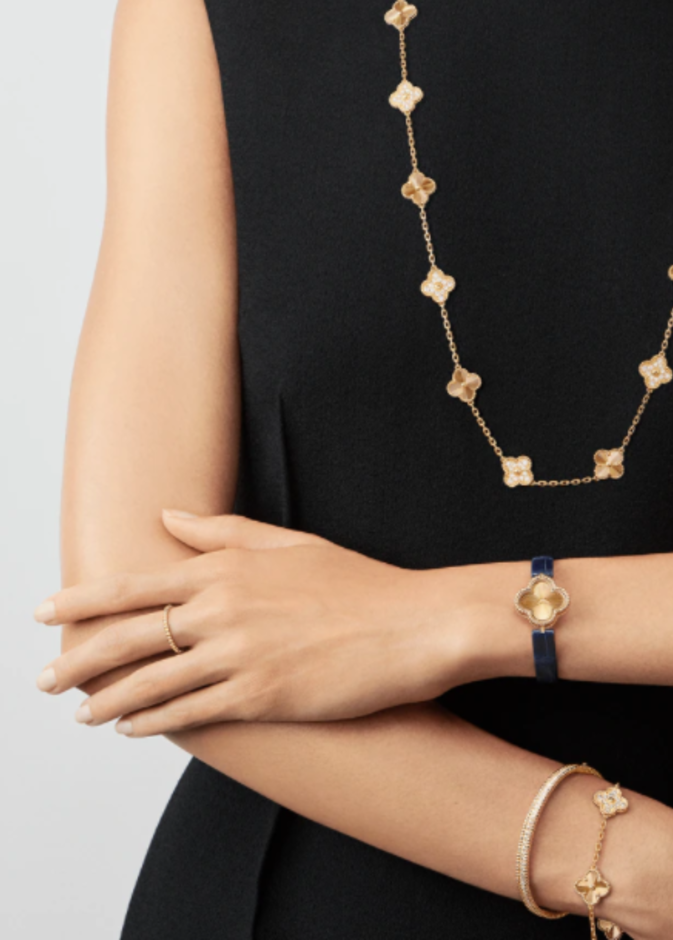 ساعات نسائية باللون الأزرق لسهرات الخريف والشتاء