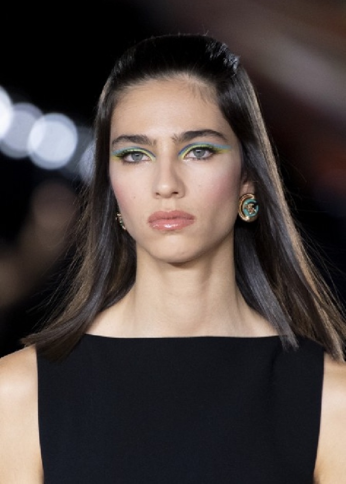 صيحات مكياج مميزة وملونة بظلال قوية من وحي دار Versace