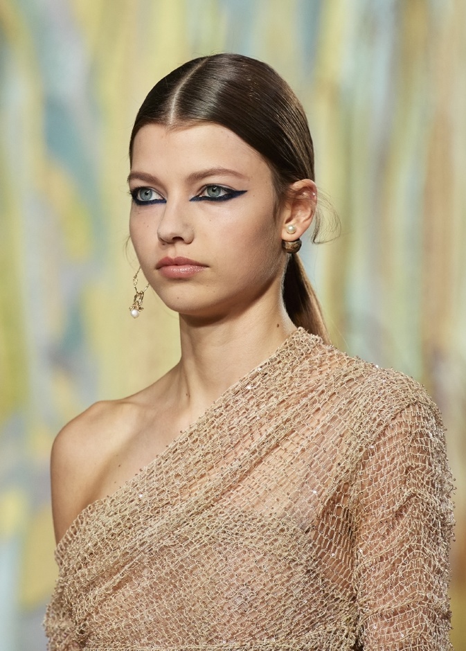 طريقة رسم ايلاينر القطة بخطوط عريضة من دار Christian Dior