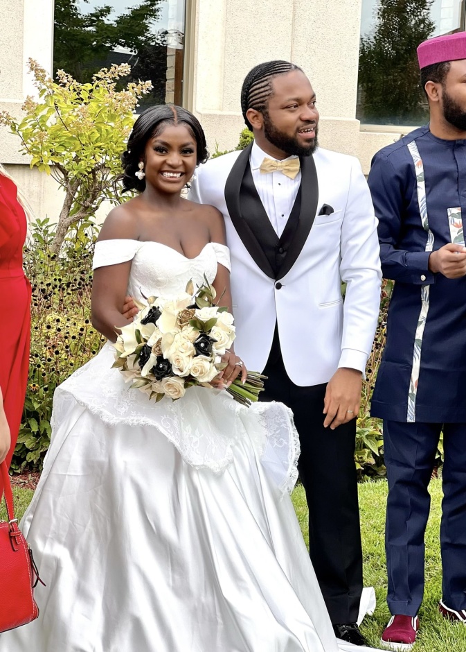 عريس يبكي متأثرا بهدية زوجته