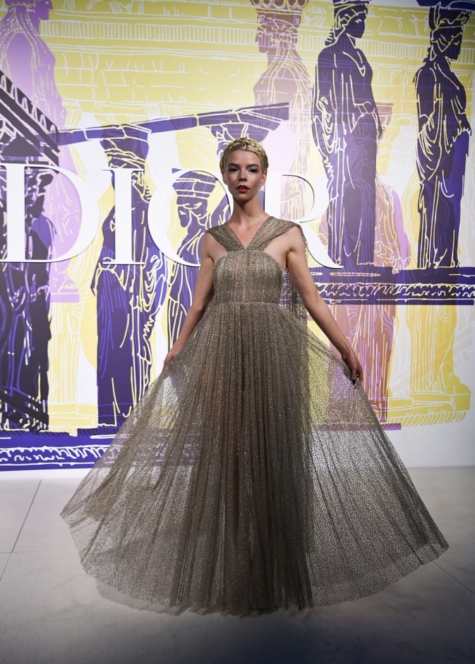 فستان مستوحى من الآلهة الإغريقية بقماش متلألئ  تألقت به في عرض Dior Cruise 2022