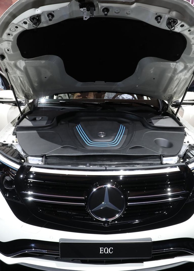 مرسيدس بنز تتجه إلى البطاريات الأقل كلفة في سياراتها الكهربائية