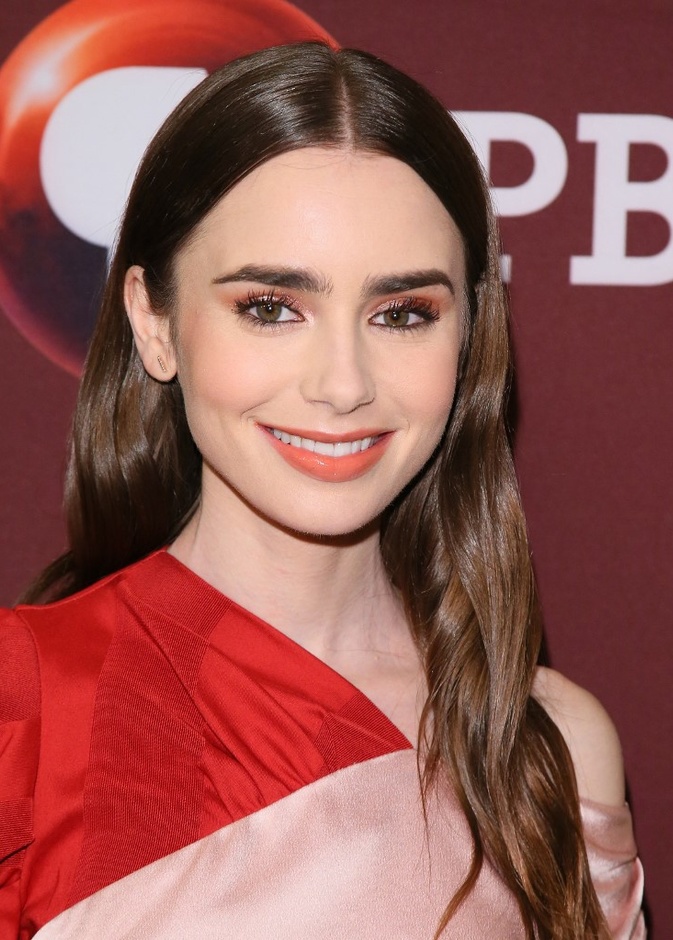 مكياج برونزي هادئ مع الظلال الملونة من وحي Lily Collins